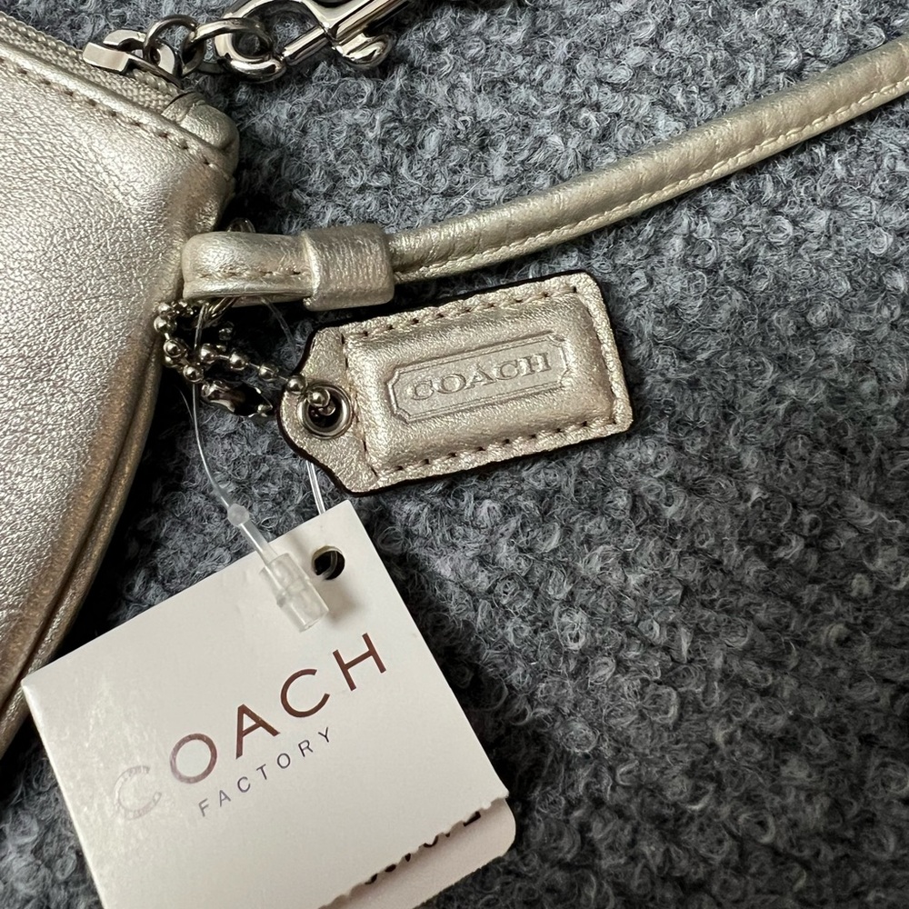 Coach Wallet Women Leather Metallic Silver Wristlet Pouch Clutch NWT - Picture 4 of 10